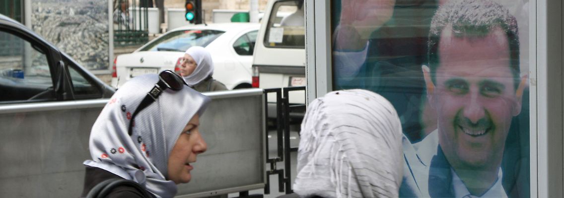 In der Hauptstadt Damaskus winkt Baschar al-Assad freundlich vom Plakat, in Rastan lässt er seine Truppen einrücken.