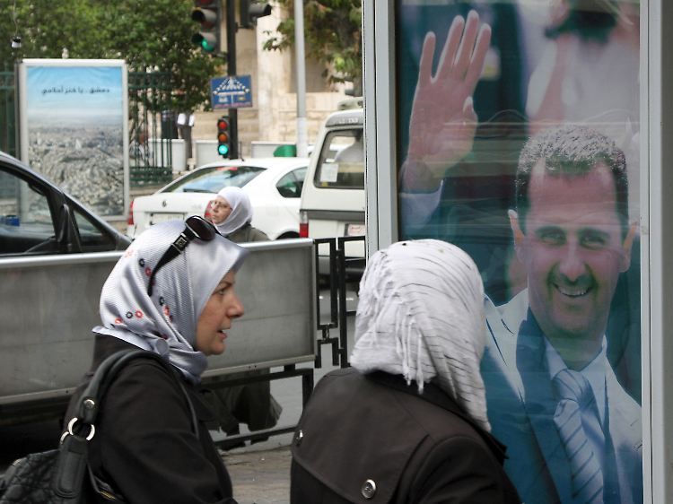 In der Hauptstadt Damaskus winkt Baschar al-Assad freundlich vom Plakat, in Rastan lässt er seine Truppen einrücken.