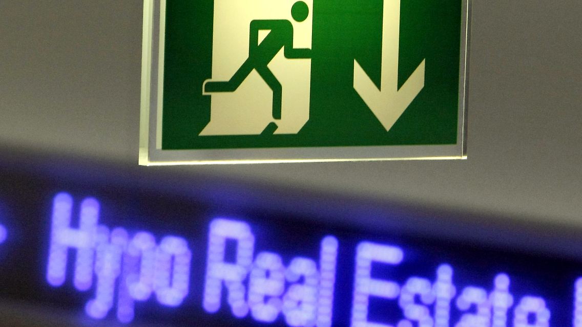 Was ist von einem gut informierten Investor zu halten, der fast 14 Tage nach der Pleite der US-Investmentbank Lehman Brothers mit 2,3 Mrd. Euro bei einer wackeligen Bank in Deutschland engagiert ist?