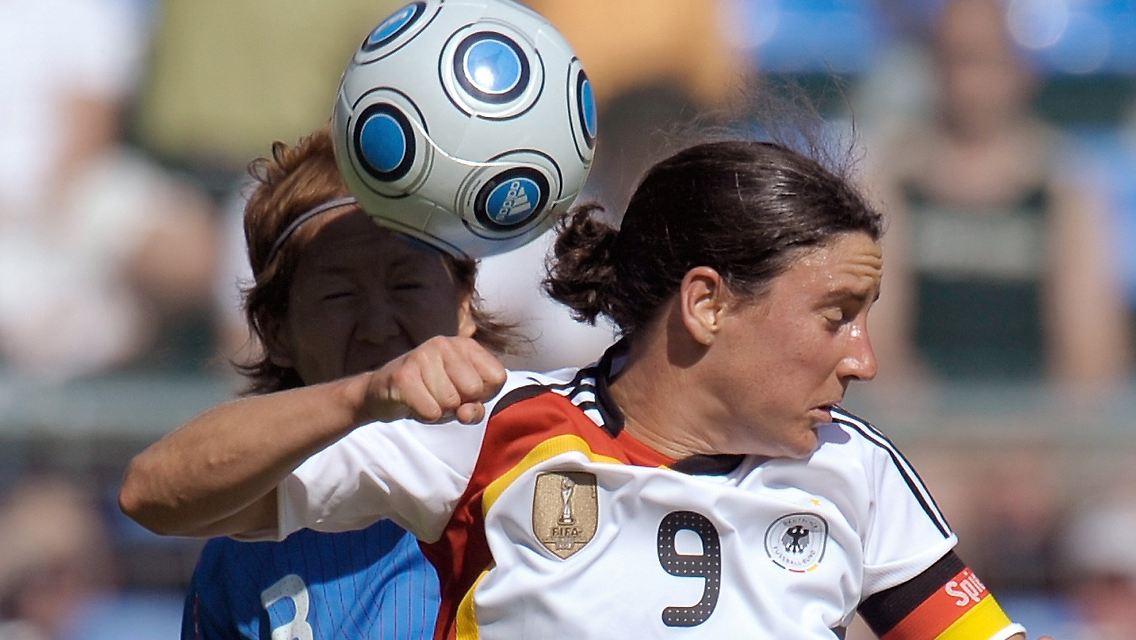 Augen zu und durch: Birgit Prinz beim Kopfballduell.