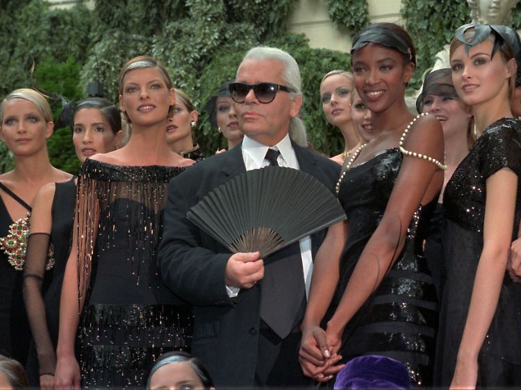 Keine Macht den Chips-Tüten: Karl Lagerfeld im Kreise von Frauen, wie sie seiner Meinung nach aussehen sollten.