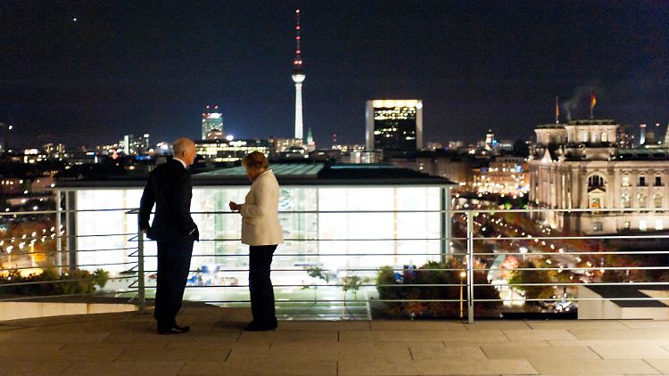 Merkel und Papandreou über den Dächern von Berlin.