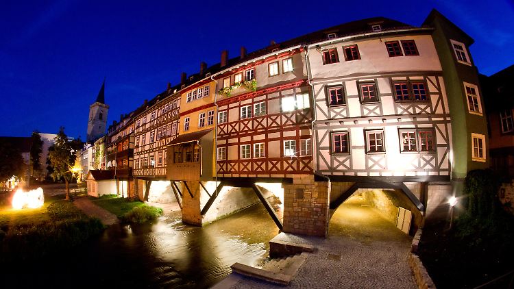 Inlandsurlaub ist beliebt, auch bei Deutschen. (Krämerbrücke am Fuße der Ägidienkirche in Erfurt)