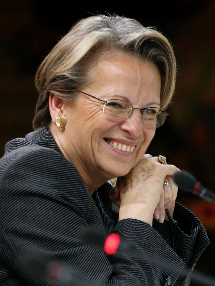 Michèle Alliot-Marie setzt sich für kürzere Haftstrafen durch elektronische Fußfesseln und gemeinnützige Arbeit ein.