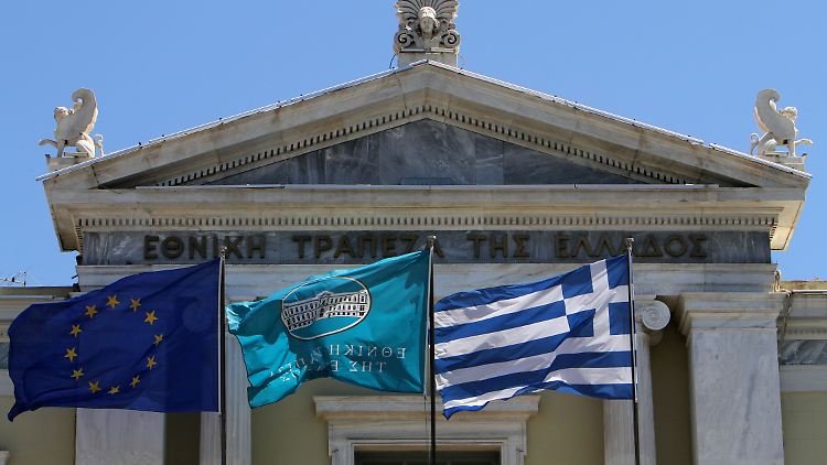 Vor der griechischen Nationalbank.