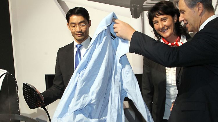 Hemden bügeln? Selbst ist der Mann! Bundeswirtschaftsminister Rösler und Berlins Regierender Bürgermeister Wowereit zeigen, dass sie wissen, wie's geht. 