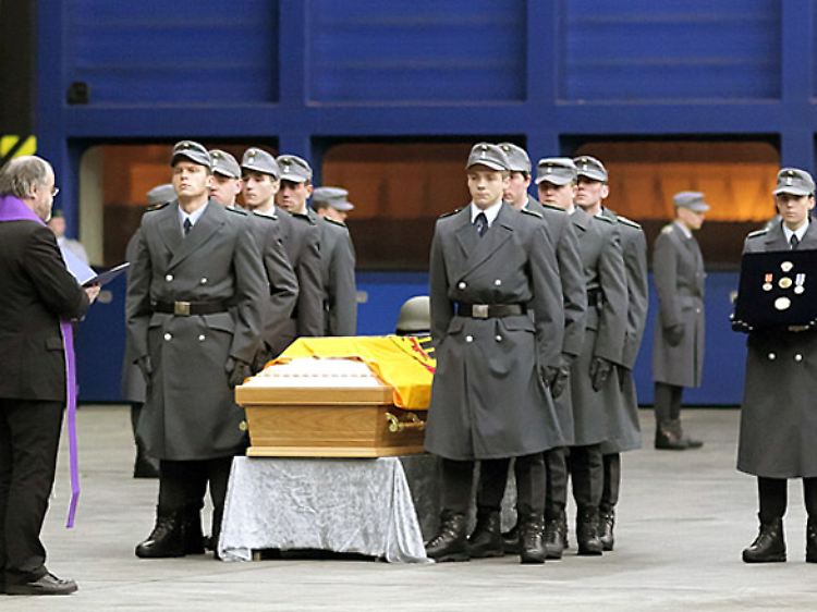 Gebirgsjäger stehen am 21. Dezember auf dem Kölner Flughafen neben dem Sarg ihres 21 Jahre alten Kameraden.