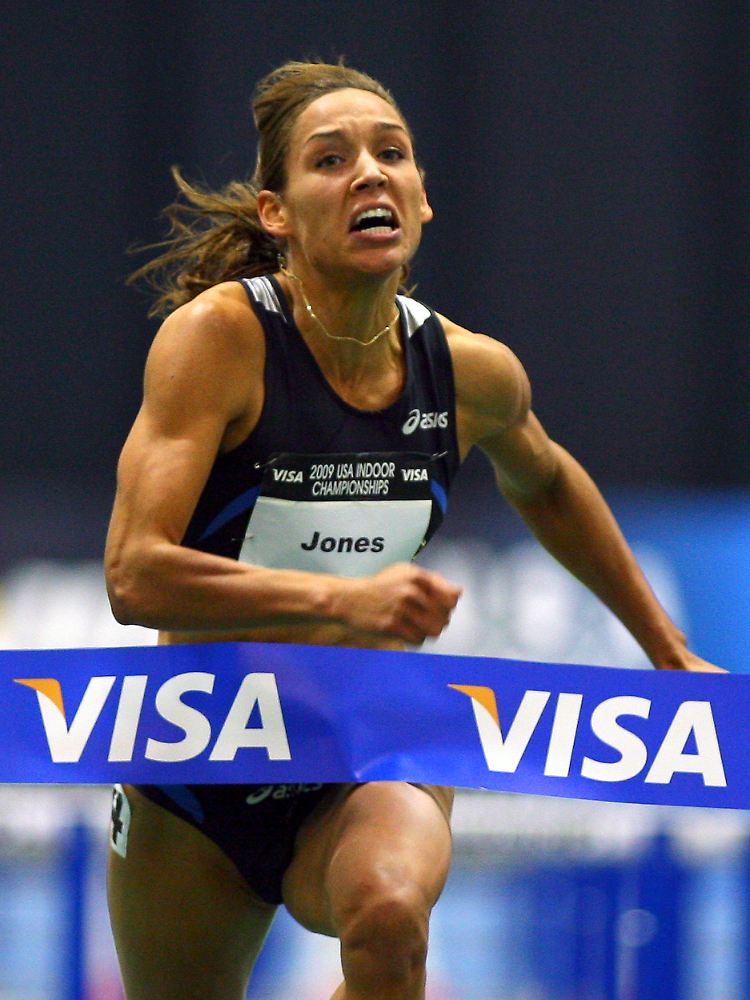 Die Amerikanerin LoLo Jones beim Zieldurchlauf beim internationalen Leichtathletik-Meetings in der Karlsruher Europahalle. Jones lief Weltjahresbestzeit über 60 Meter Hürden.