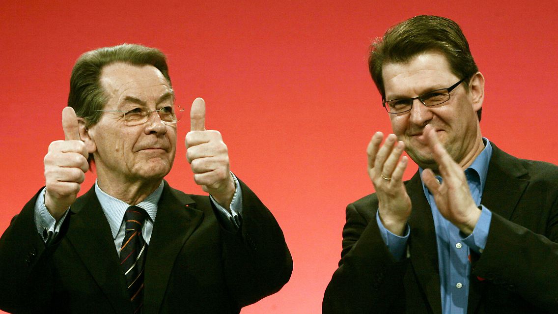 Der SPD-Bundesvorsitzende Franz Müntefering (l) und Schleswig-Holstein SPD-Landesvorsitzender Ralf Stegner (r) machen Wahlkampf im Norden.