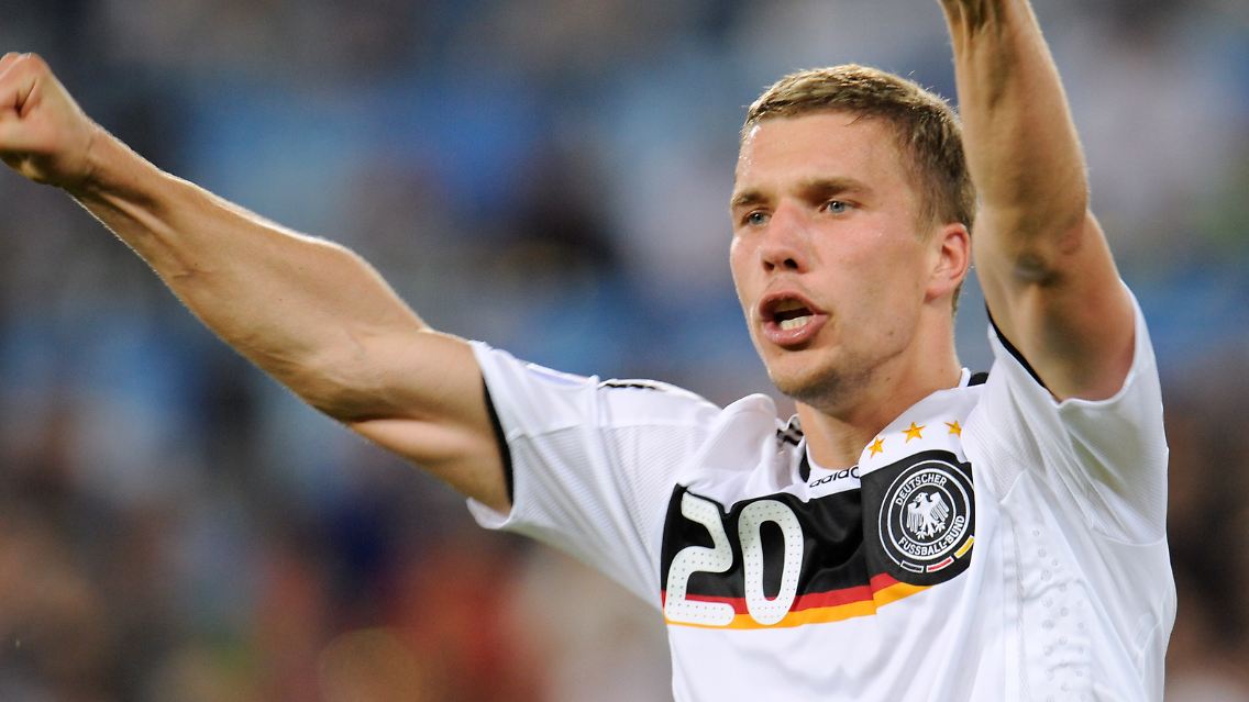 Nein, kein Tor: Lukas Podolski freut sich einfach nur, dass Michael Schmumacher wieder Autorennen fährt.