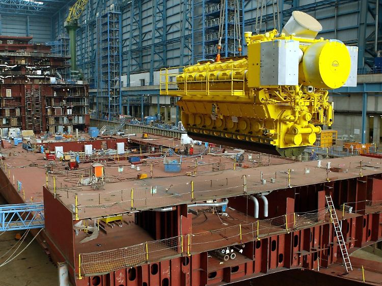 Im überdachten Baudock der Meyer-Werft in Papenburg schwebt ein MAN-Schiffsdiesel zur Montage über dem Kreuzfahrtschiff-Neubau "Norwegian Jewel": Weil derzeit mehr Tank- und Containerschiffe über die Weltmeere fahren als benötigt, müssen viele Reeder ihre Bestellungen stornieren.
