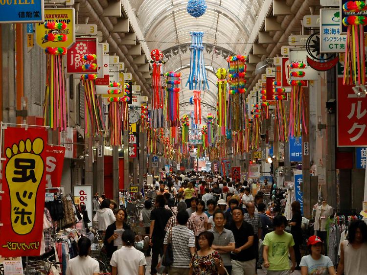 Überdachte Einkaufsstraße in Tokio: Ein Reigen erfreulicher Quartalszahlen sorgt am japanischen Aktienmarkt für gute Stimmung.