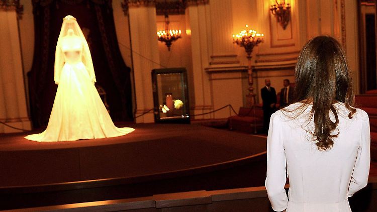 Kate oder besser Catherine, die Herzogin von Cambridge, betrachtet ihr im Buckingham Palast ausgestelltes Hochzeitskleid. (Bild vom 22. Juli 2011)