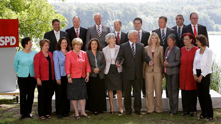 Steinmeier (M) und seine Mitstreiter: 1. Reihe (l-r): Zypries, Evers-Meyer, Nahles, Merten, Reimann, Kissler, Schwesig, Hendricks, Wieczorek-Zeul, Freitag. 2. Reihe (l-r): Gabriel, Steinbrueck, Tiefensee, Scholz, Heil, Oppermann, Folgart, Christ.