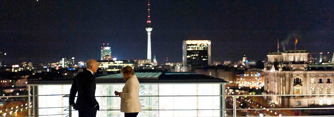 An der Seite Griechenlands: Merkel mit Papandreou am Dienstag auf dem Dach des Kanzleramts in Berlin, im Hintergrund der Bundestag.