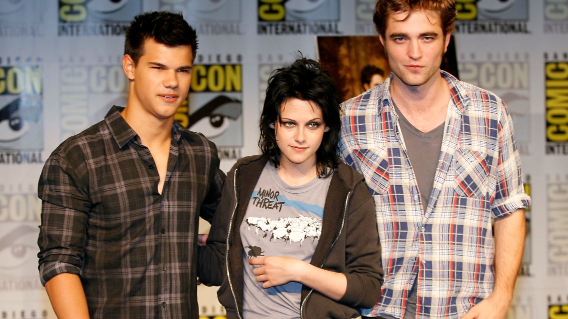 Für die weiblichen Fans wohl am wichtigsten: Robert Pattinson (r) ist wieder dabei. Und Taylor Lautner und Kristen Stewart.