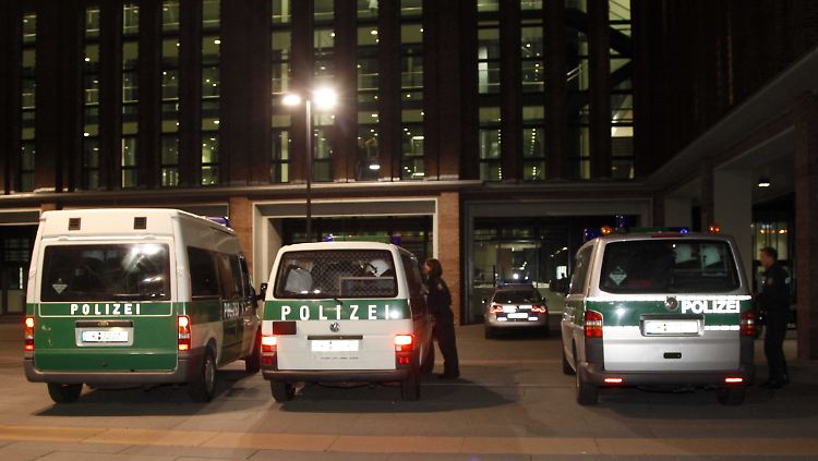 Polizeifahrzeuge vor der RTL-Zentrale in Köln.