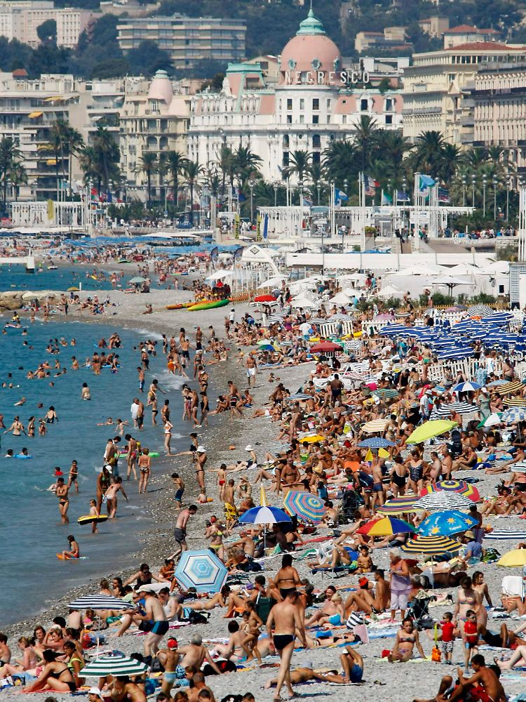 Ein Strand in Nizza, im Südosten Frankreichs.