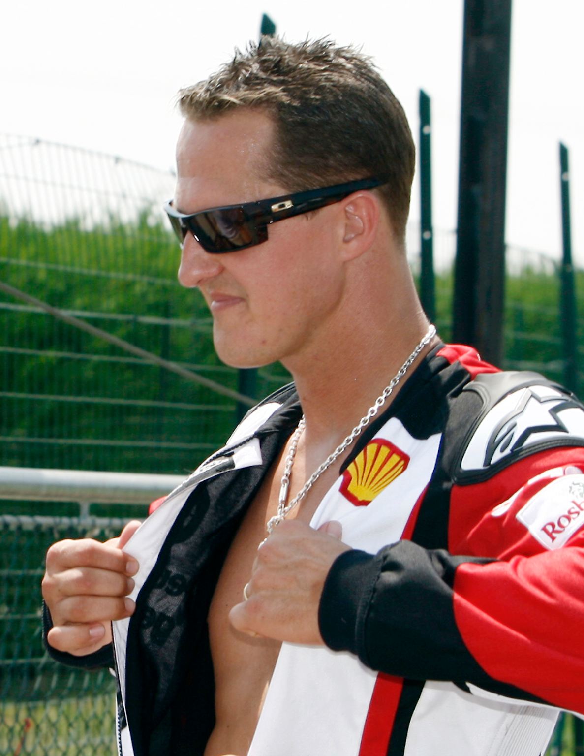 Nun zieht Michael Schumacher sich doch wieder die Rennjacke an. Sein Comeback erinnert an ... 