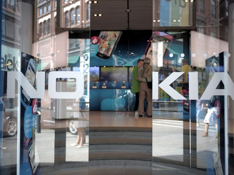 Schmerzhaft, aber notwendig: Nokia-Chef Stephen Elop muss die Einschnitte verteidigen.