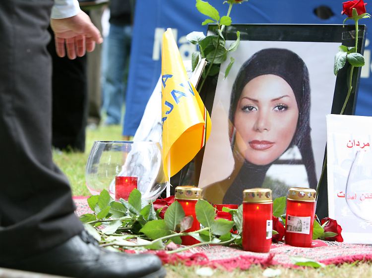 Ein Bild von Neda vor dem Generalkonsulat der Islamischen Republik Iran in Hamburg.