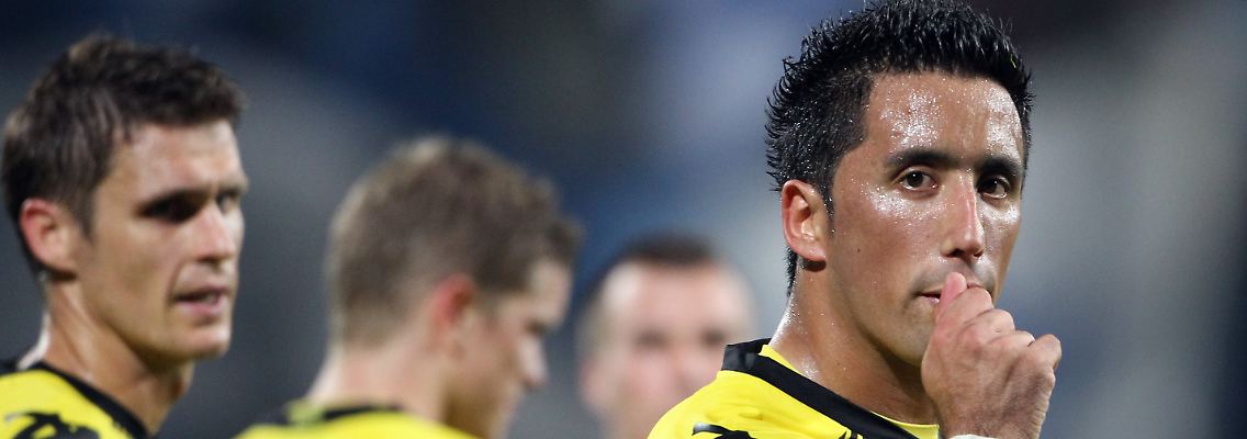 Enttäuschung nach dem Spiel: Lucas Barrios und die Kollegen Sebastian Kehl und Sven Bender.