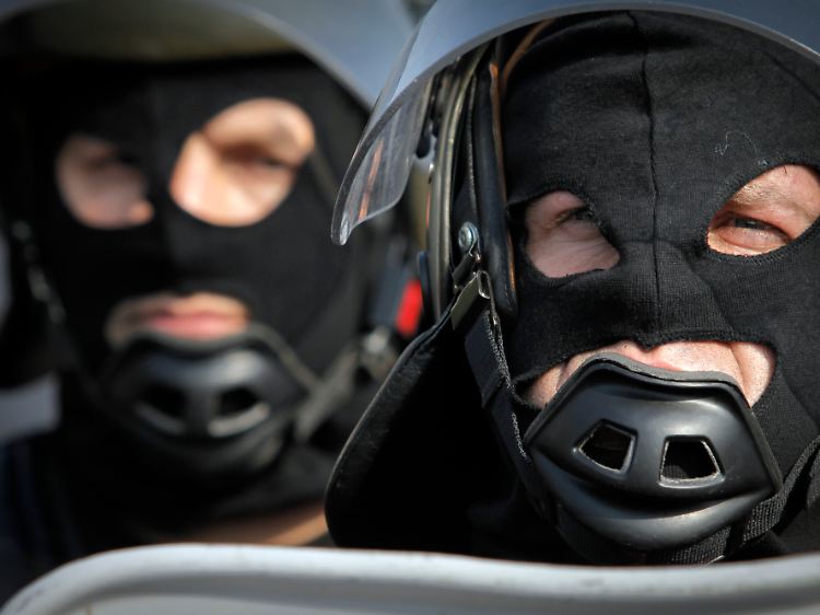 Polizisten vor dem Haus des Roma-Bosses "Zar Kiro".