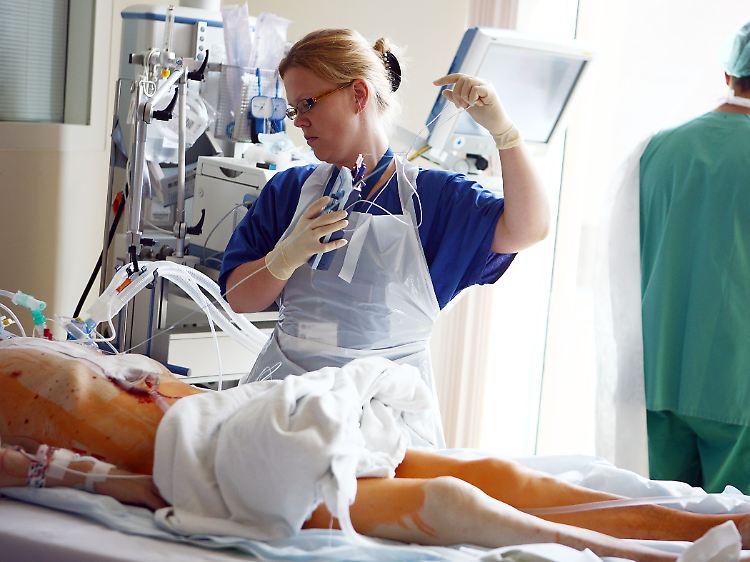 Obwohl etwa 40 Prozent der Patienten durch Reanimation von Ärzten oder Rettungspersonal gerettet werden können, verlassen nur 10 Prozent das Krankenhaus mit guten neurologischen Ergebnissen.