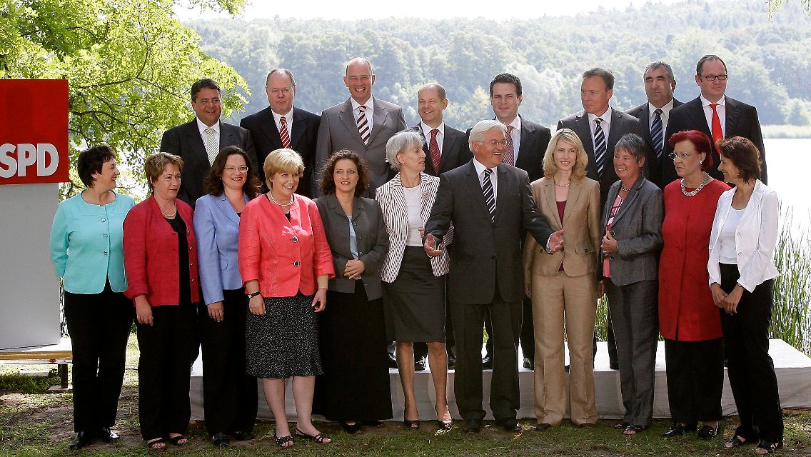 Zehn Frauen und acht Männer sollen Steinmeier ins Kanzleramt helfen.