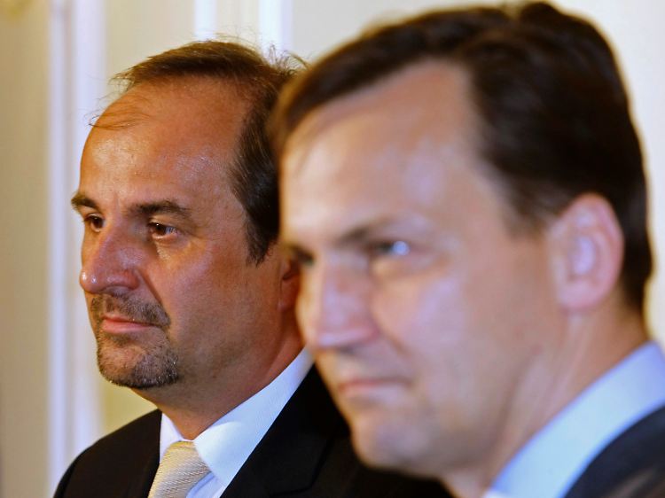 Polens Außenminister Sikorski (rechts) zusammen mit Kohout.