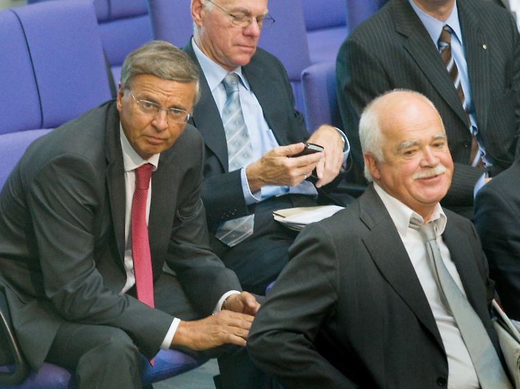 Norbert Lammert (M.) im Kreis der Euro-Kritiker: Links der CDU-Politiker Wolfgang Bosbach, rechts sein CSU-Kollege Peter Gauweiler. Beide stimmten mit Nein, sprachen in der Debatte im Bundestag jedoch nicht.