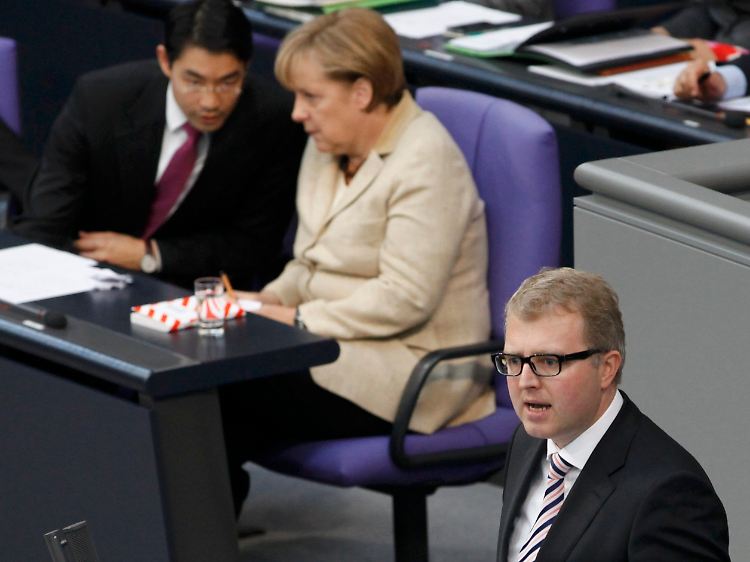 "Griechenland kann aus seiner Verschuldung nicht herauswachsen", sagt Schäffler. Das Büchlein auf Merkels Pult ist übrigens das Handbuch mit Fotos und Kurzbiografien aller Abgeordneten.
