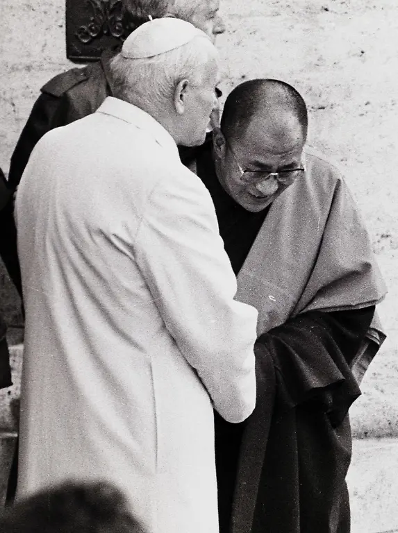 1986-10-27T120000Z-850074718-GM1E62911N401-RTRMADP-3-POPE-JOHN-PAUL-II-DALAI-LAMA
