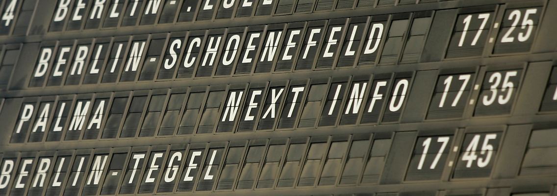 Die Anzeigetafel des Kölner Flughafens.