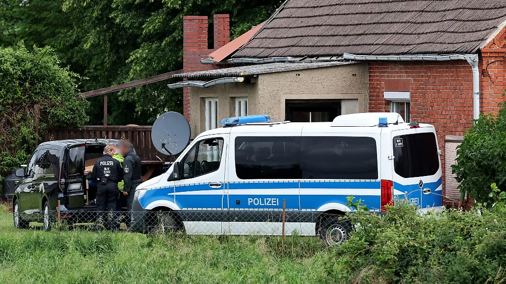 Auf-Veranlassung-der-Generalstaatsanwaltschaft-in-Hamburg-wurde-im-Landkreis-Rostock-ein-Haus-durchsucht-dessen-Besitzer-moeglicherweise-Anhaenger-der-Reichsbuergerszene-ist