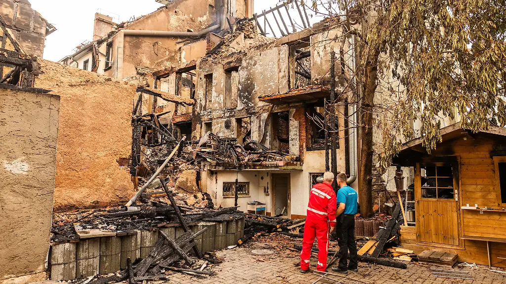 Nach-dem-Grossbrand-muessen-zahlreiche-Bewohner-untergebracht-werden