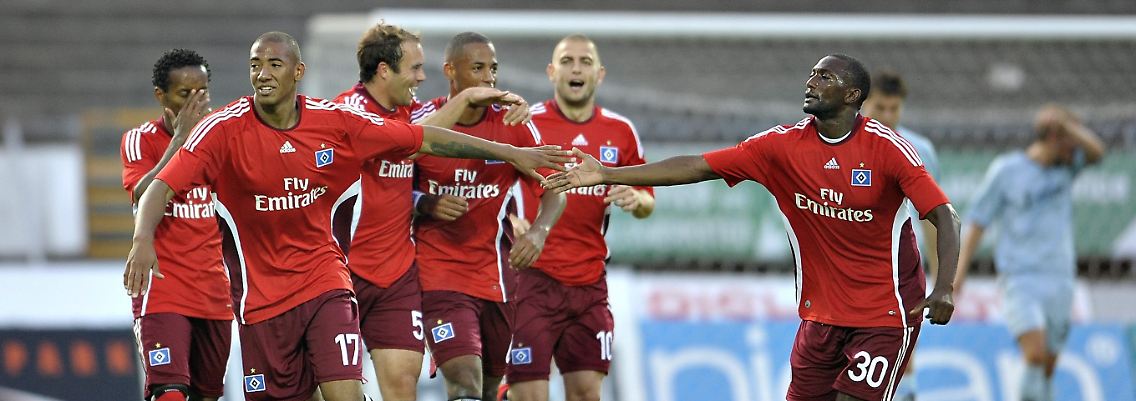 Collin Benjamin (r.) gratuliert Jerome Boateng (l.) nach dessen Treffer zum 2:0.