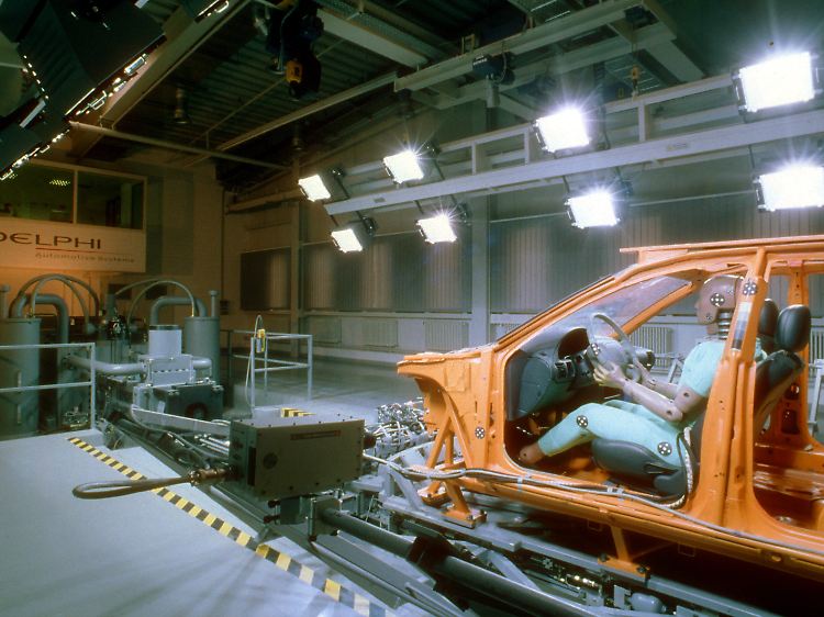 Die Fahrt vor die Wand blieb dem Unternehmen letztlich erspart: Airbag-Testschlitten bei Delphi in Wuppertal (Archivbild).