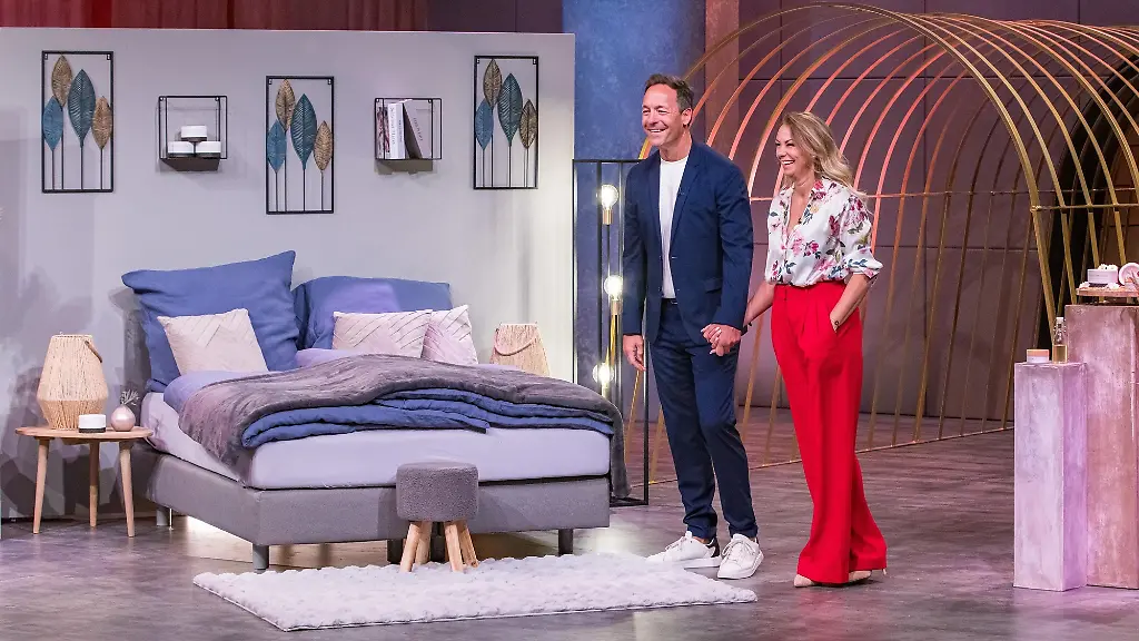 Die-beiden-Kokomoon-Gruender-Nathalie-Sorondo-Gooden-und-Stefan-Arens-stellen-eine-Gleitcreme-vor-die-man-sogar-essen-kann