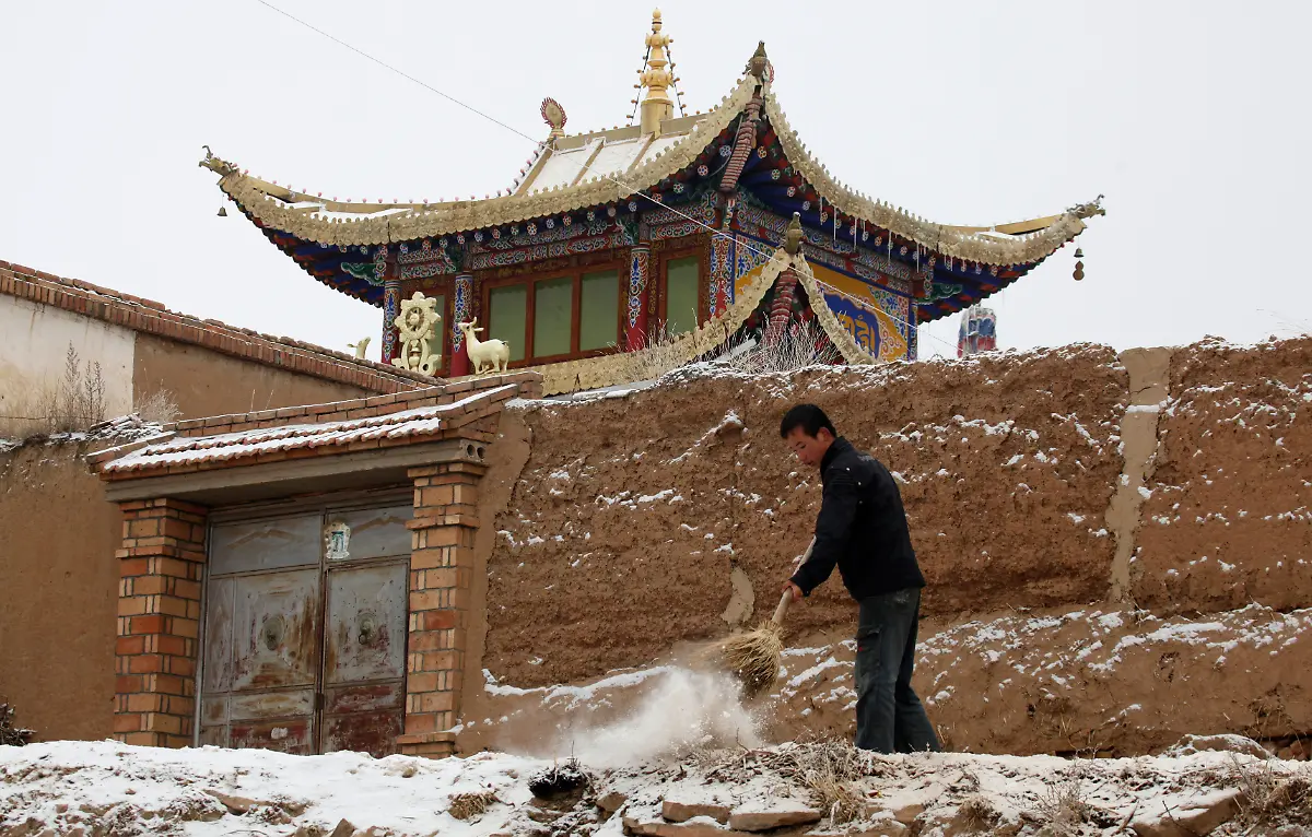 2009-03-02T120000Z-539766348-GM1E5320XTS01-RTRMADP-3-CHINA-TIBET-DALAI