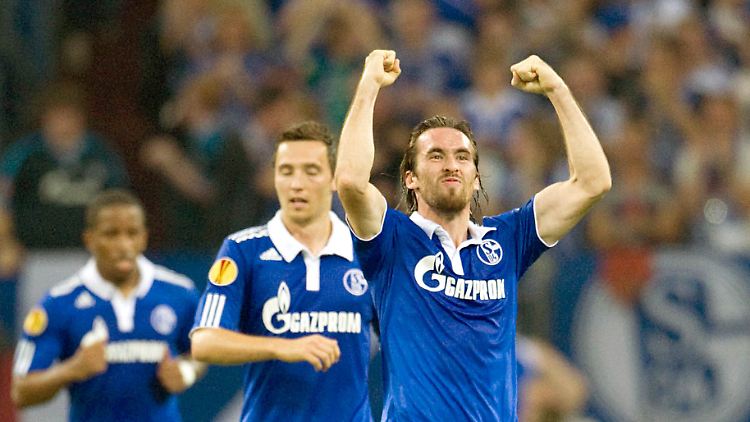 Christian Fuchs freut sich über das 2:1.
