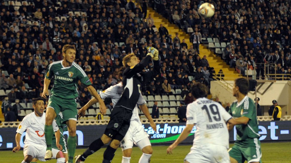 Hannovers Torhüter Ron-Robert Zieler wehrt den Ball ab.