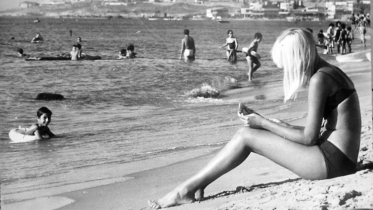 Touristen am Strand von Beirut während des Bürgerkriegs (1977)