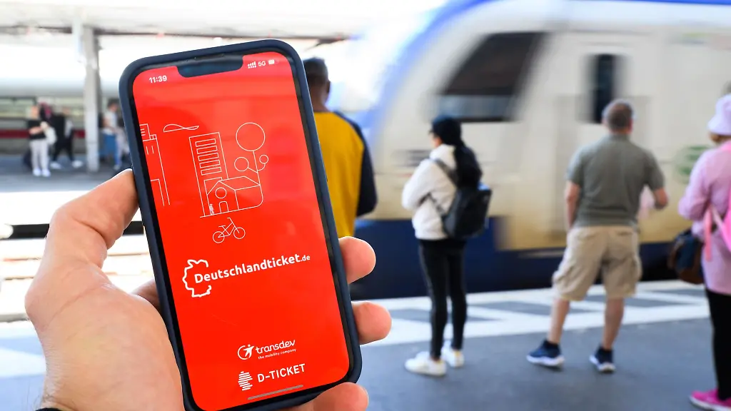 Das-Deutschlandticket-fuer-Bus-und-Bahn-soll-guenstiger-bleiben-als-ein-Auto-fordert-Niedersachsen