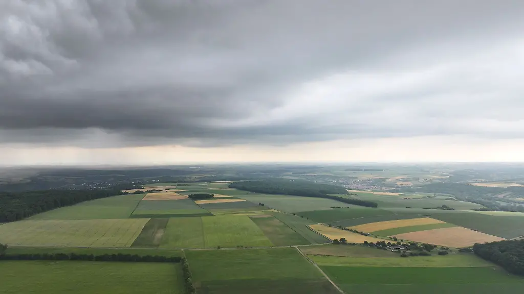 Ein-Wetterexperte-des-DWD-raet-den-Menschen-vorsichtig-zu-sein
