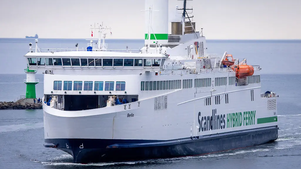 Weil-sich-die-Bugklappe-nicht-oeffnen-liess-musste-die-Scandlines-Faehre-Berlin-kurz-vor-ihrem-Ziel-Gedser-in-Daenemark-umdrehen-und-nach-Rostock-zurueckfahren
