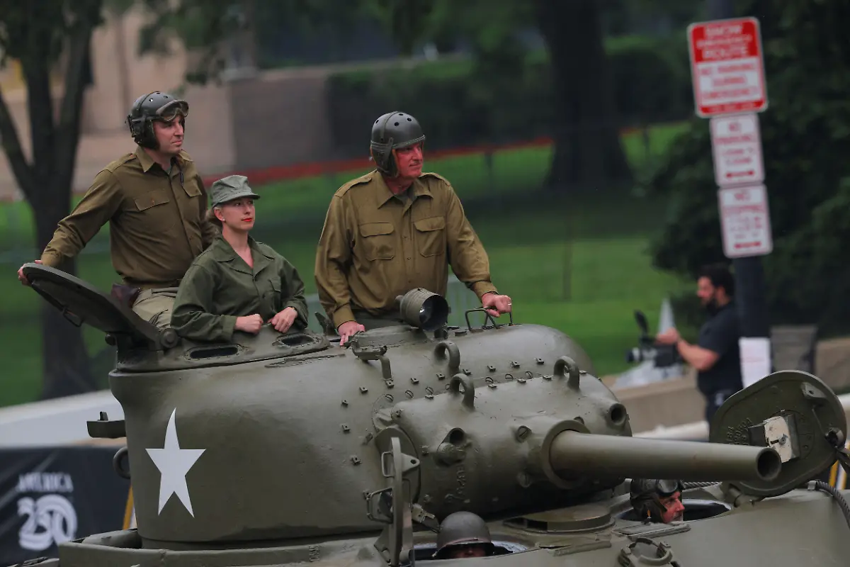 2025-06-15T005721Z-1998326458-RC2N2FALTF2C-RTRMADP-3-USA-TRUMP-PARADE