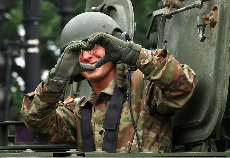 2025-06-14T232613Z-1300104836-RC2M2FAXPDBS-RTRMADP-3-USA-TRUMP-PARADE