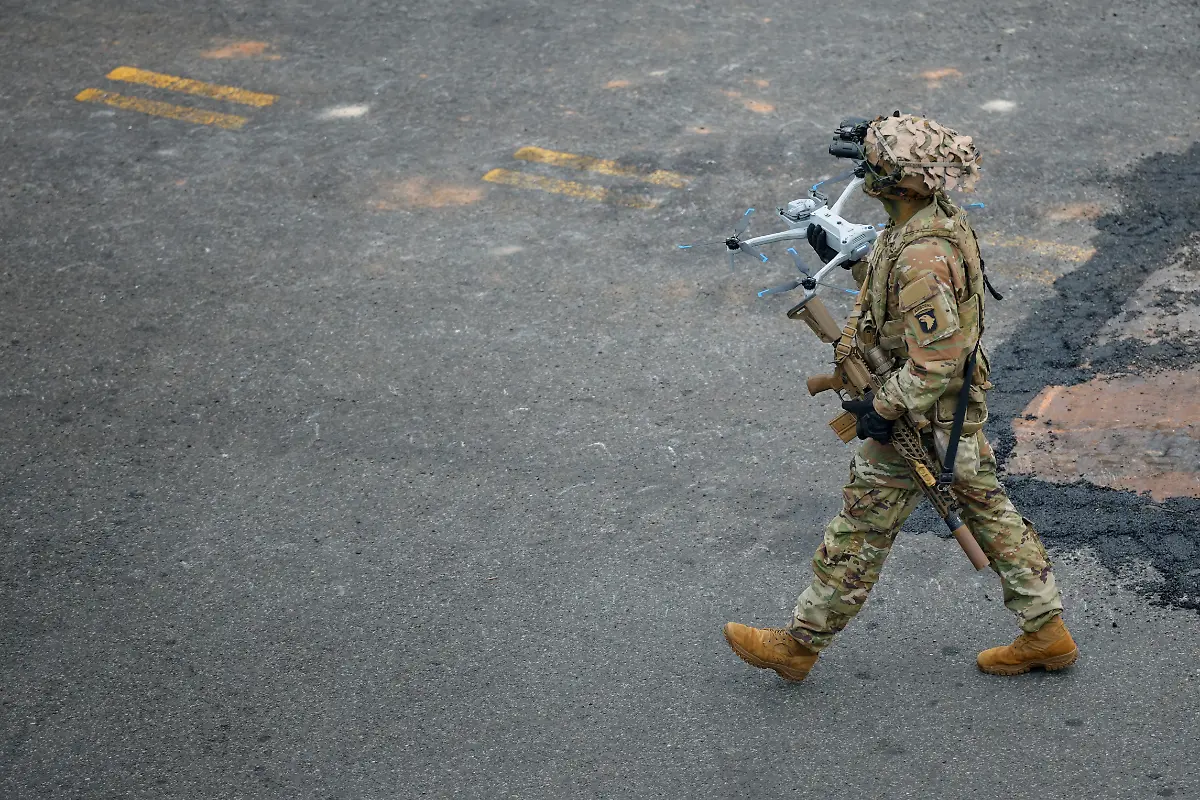 2025-06-15T004334Z-187222109-RC2N2FAYFPWB-RTRMADP-3-USA-TRUMP-PARADE