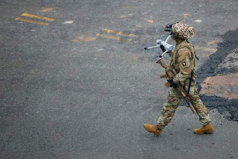 2025-06-15T004334Z-187222109-RC2N2FAYFPWB-RTRMADP-3-USA-TRUMP-PARADE